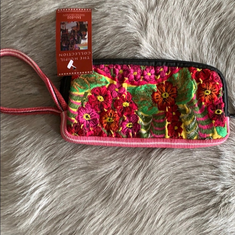 Hand loomed wristlet!  🌸🌺 NWT